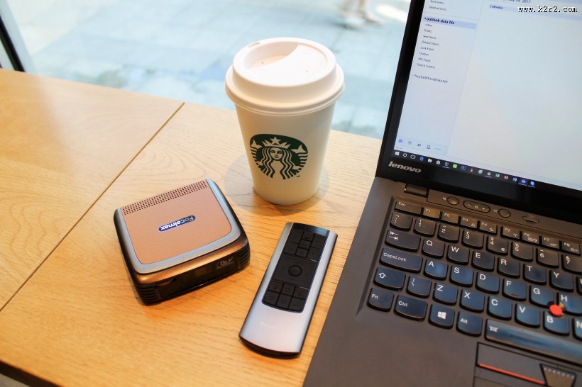 放在桌上的笔记本电脑图片