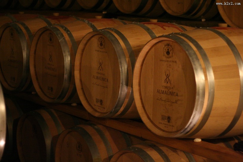 结实的红酒桶图片