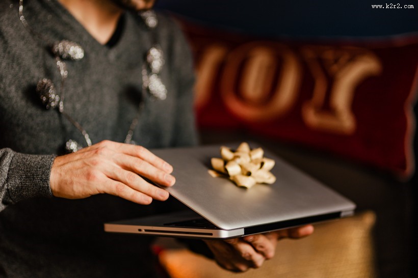 收到圣诞节礼物的男人图片