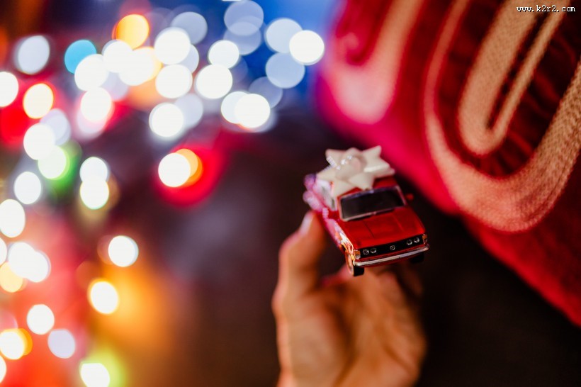 收到圣诞节礼物的男人图片