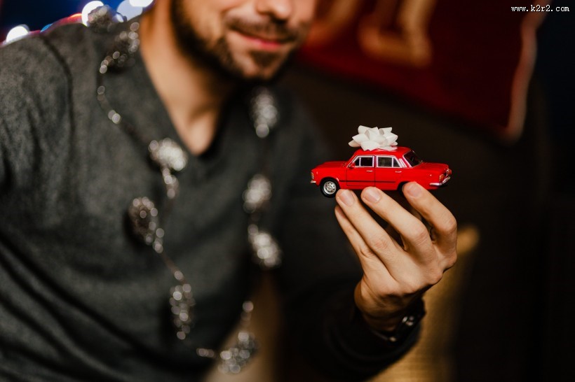 收到圣诞节礼物的男人图片