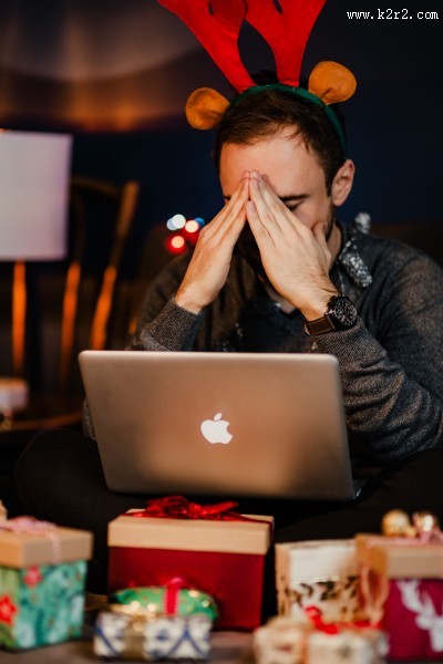 收到圣诞节礼物的男人图片