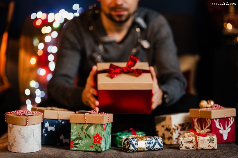 收到圣诞节礼物的男人图片