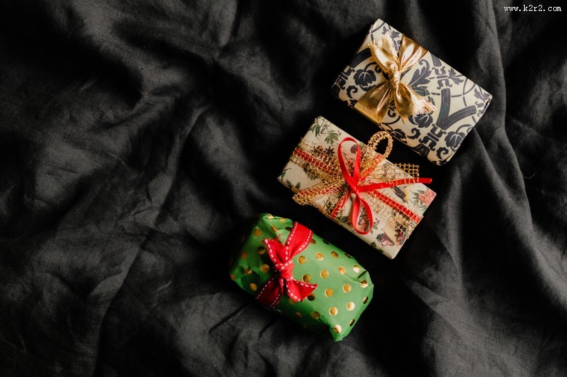 床上的圣诞礼物图片