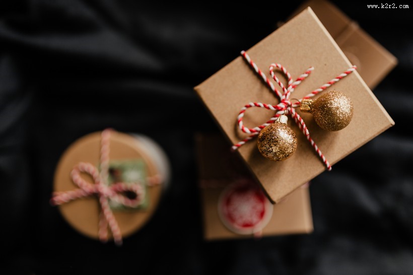 床上的圣诞礼物图片