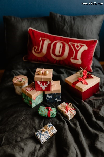 床上的圣诞礼物图片