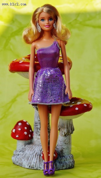 精巧的芭比娃娃玩具图片