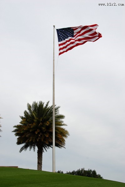 旗杆上的飘扬的美国国旗图片大全