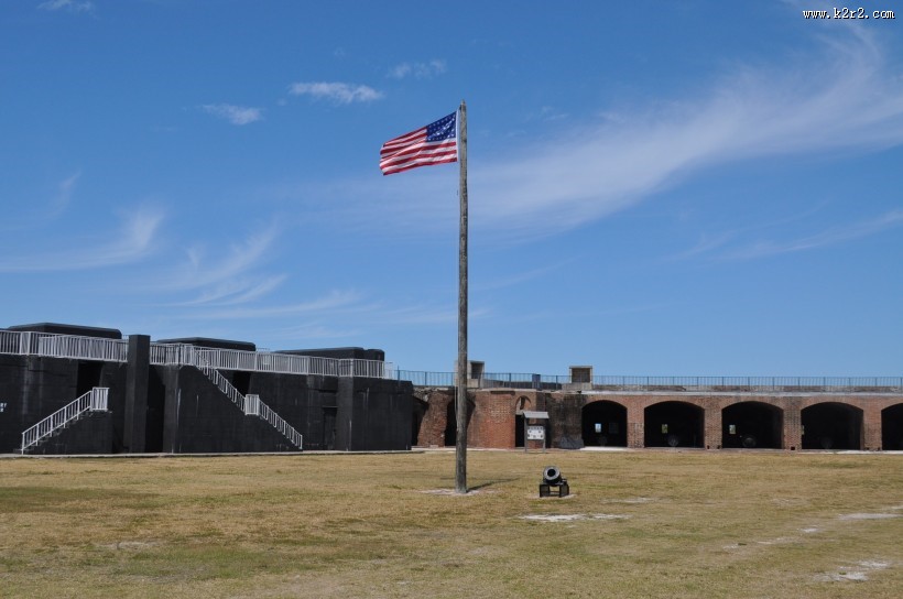 旗杆上的飘扬的美国国旗图片大全