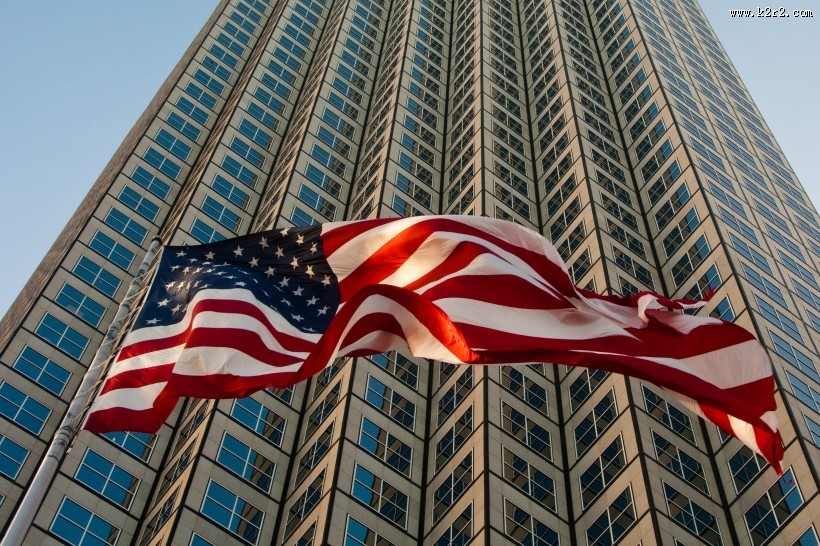 旗杆上的飘扬的美国国旗图片大全