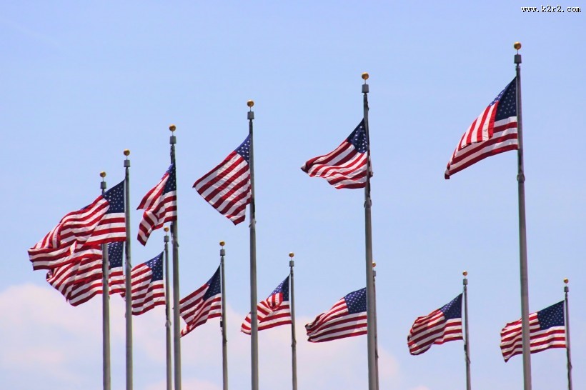旗杆上的飘扬的美国国旗图片大全