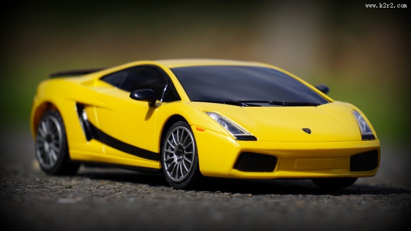 黄色的玩具车图片