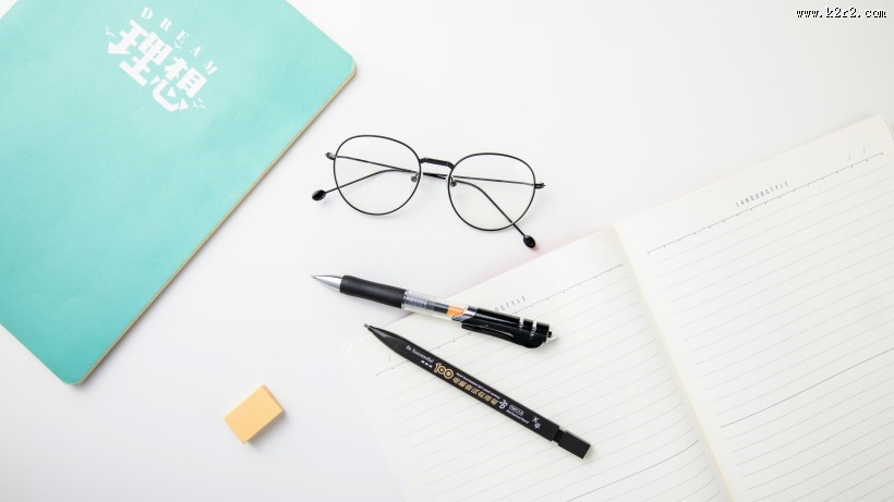 放在桌上的学习文具图片