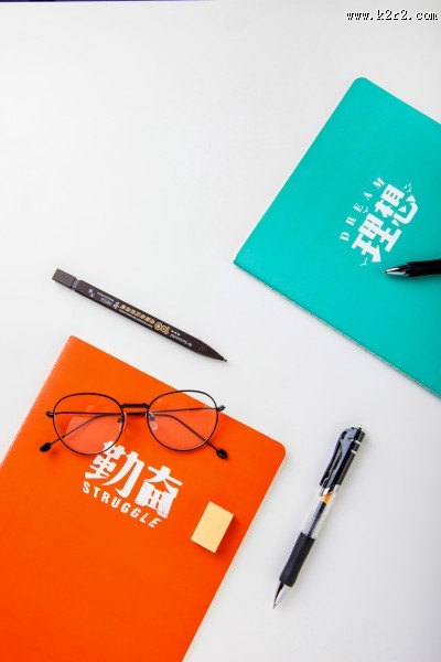 放在桌上的学习文具图片