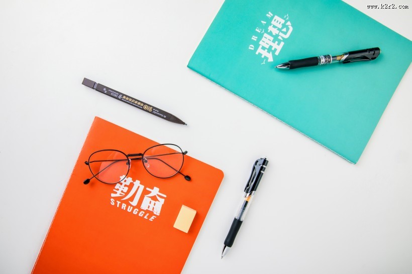 放在桌上的学习文具图片