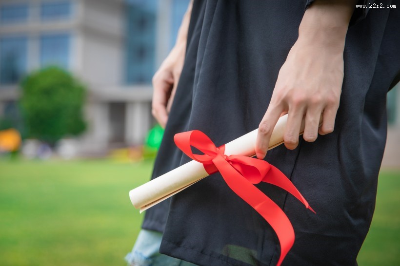 毕业季手拿毕业证书图片