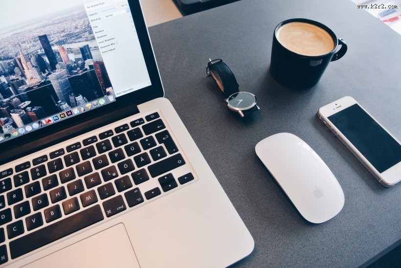 放在桌上的电脑图片