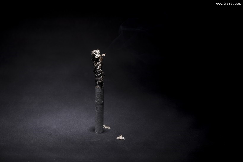 点着的香烟图片