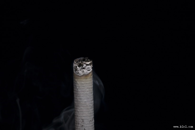 点着的香烟图片