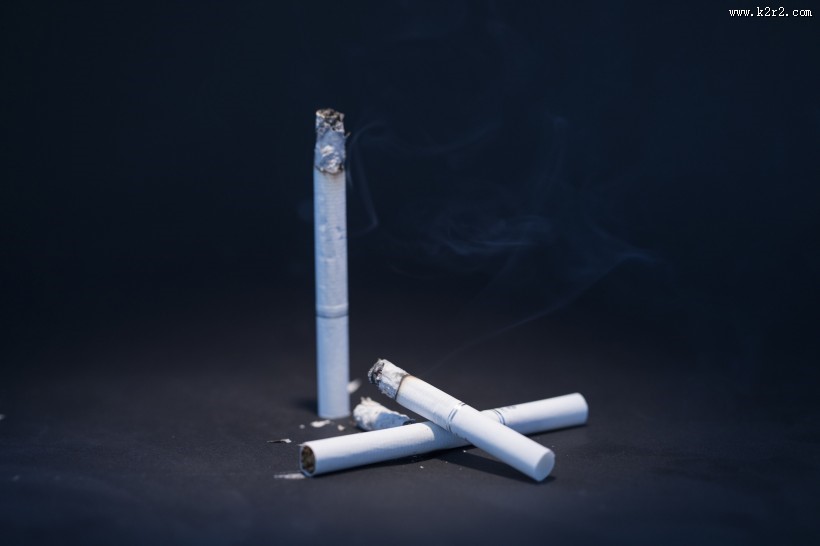点着的香烟图片