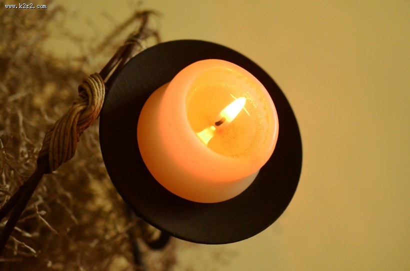 点燃的蜡烛图片