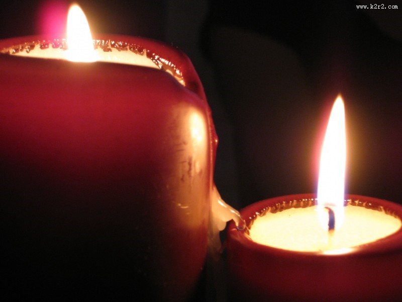 点燃的蜡烛图片