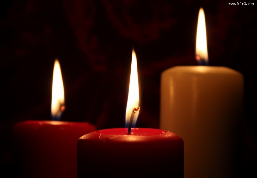 点燃的蜡烛图片