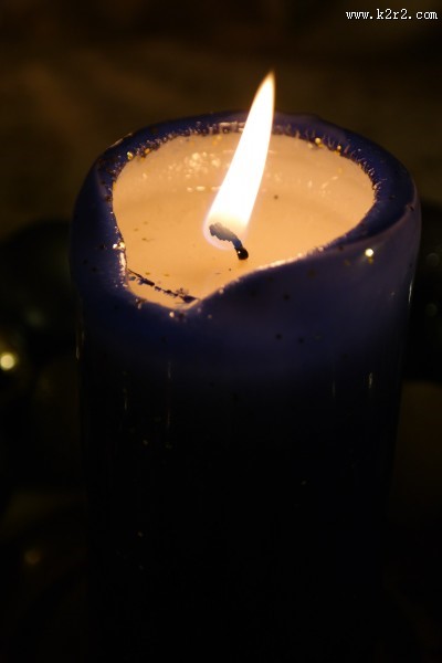 点燃的蜡烛图片