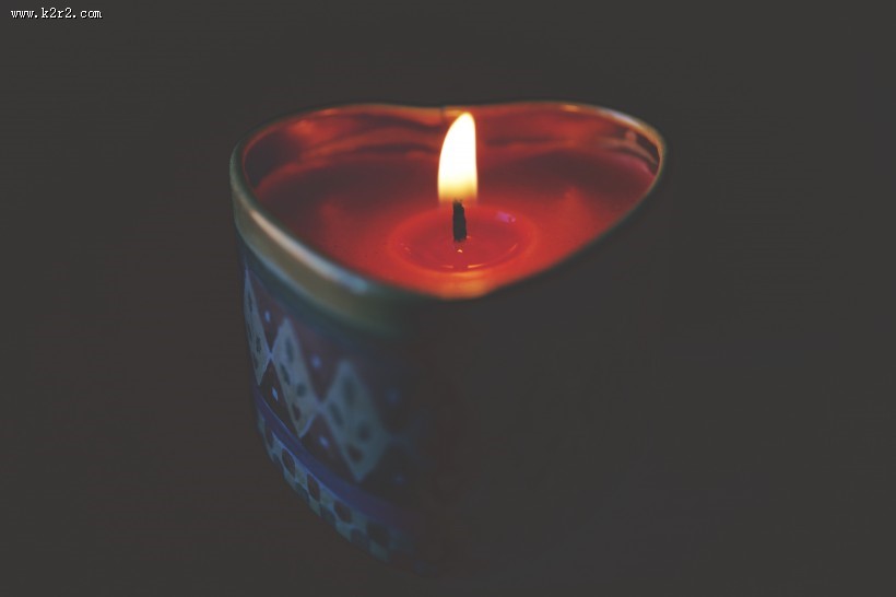 点燃的蜡烛图片