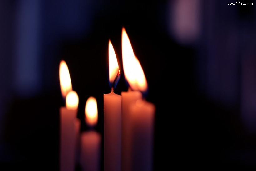 点燃的红色蜡烛图片