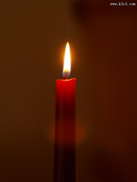 点燃的红色蜡烛图片