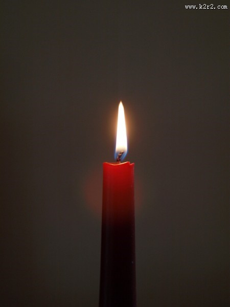 点燃的红色蜡烛图片