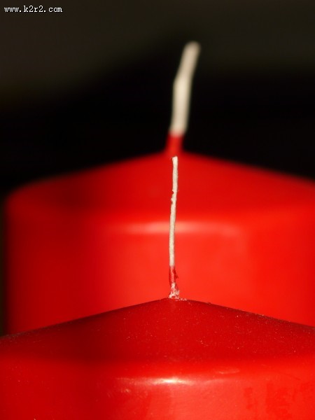 点燃的红色蜡烛图片