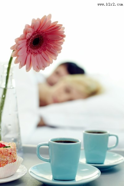 桌子上的咖啡杯图片