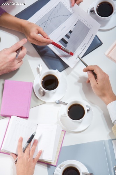 桌子上的咖啡杯图片