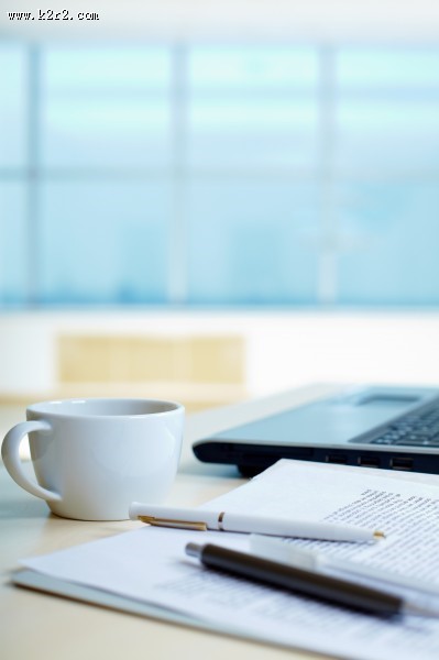 桌子上的咖啡杯图片