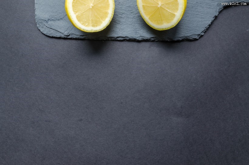 正在切柠檬的水果刀图片