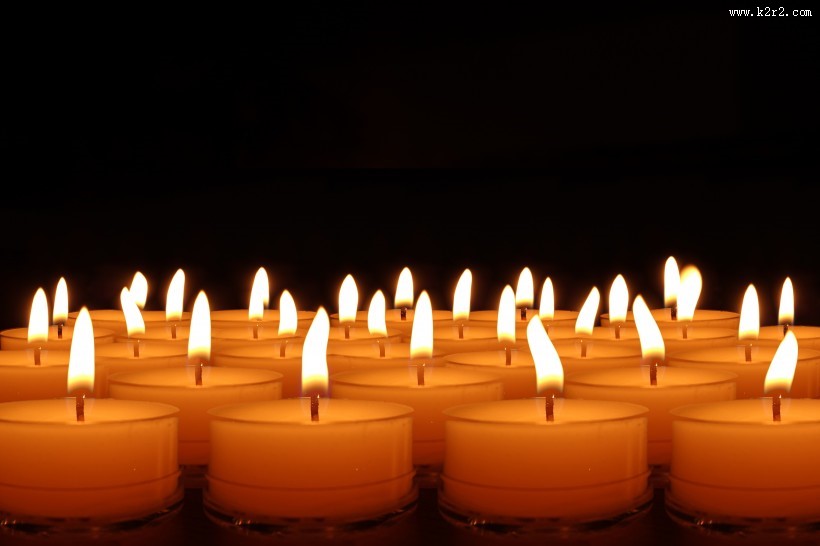 正在燃烧的蜡烛图片