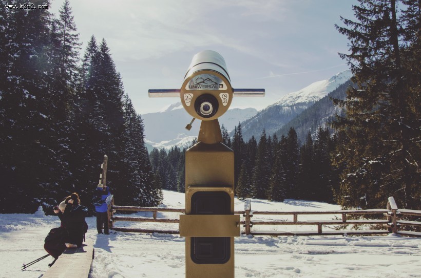 观景台上的望远镜图片