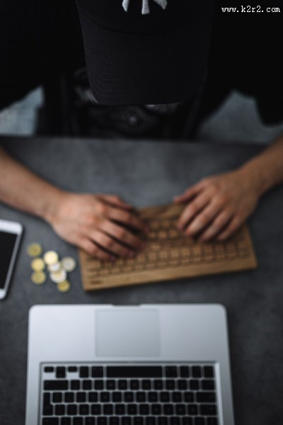 桌上的木制键盘图片