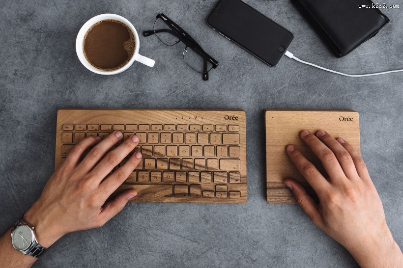 桌上的木制键盘图片