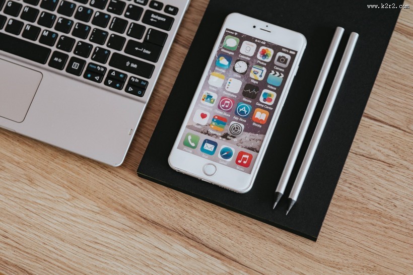 木桌上的电脑和手机图片