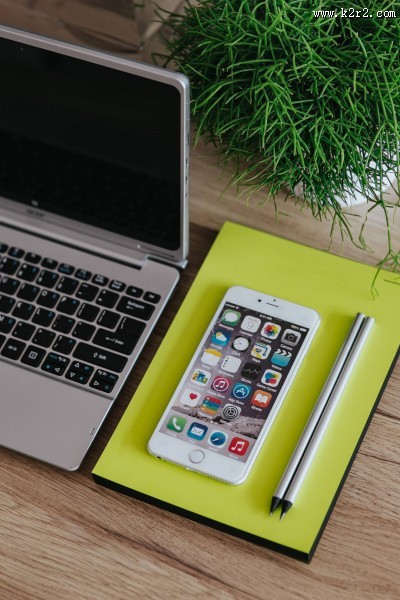 木桌上的电脑和手机图片