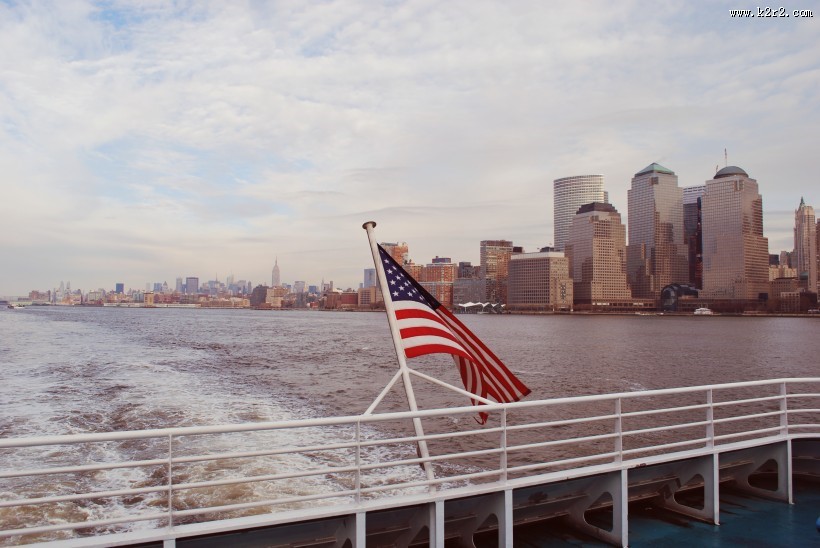 旗杆上的飘扬的美国国旗图片