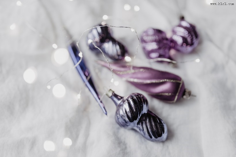 亮紫色的圣诞树饰品图片