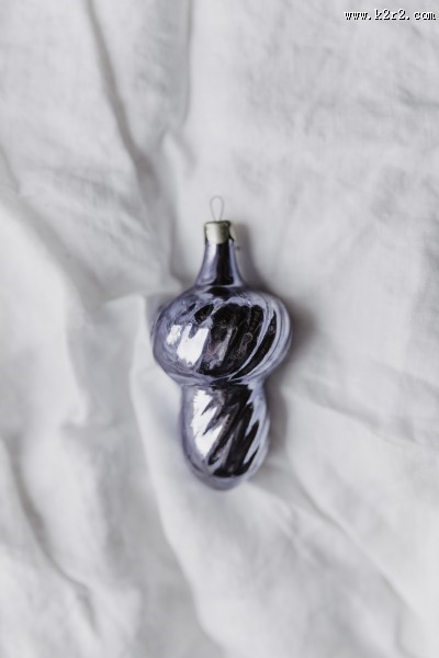 亮紫色的圣诞树饰品图片