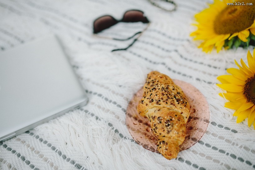 床上的木制键盘和面包的图片