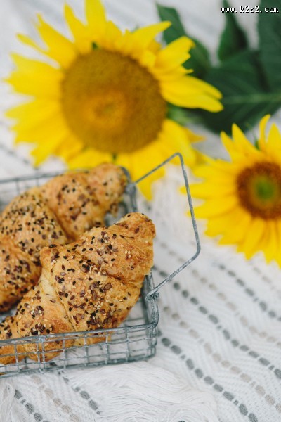 床上的木制键盘和面包的图片