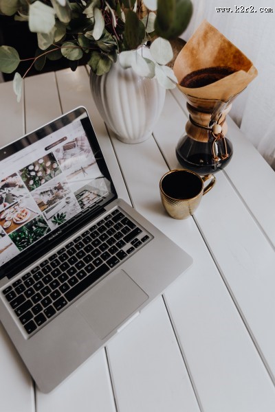 磨制咖啡与苹果电脑的图片