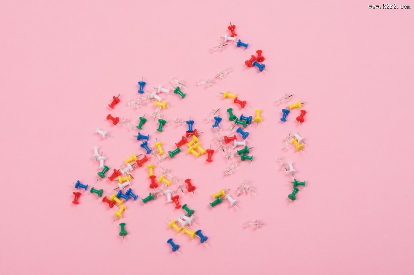 五颜六色的图钉图片